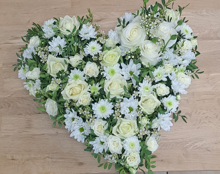 Cœur de deuil en roses blanches et chrysanthèmes, fleurs pour des obsèques à Gujan-Mestras
