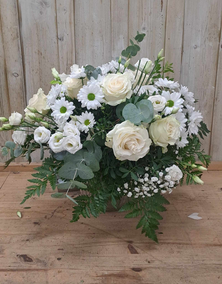 Bouquet blanc de roses, marguerites et eucalyptus pour dire merci