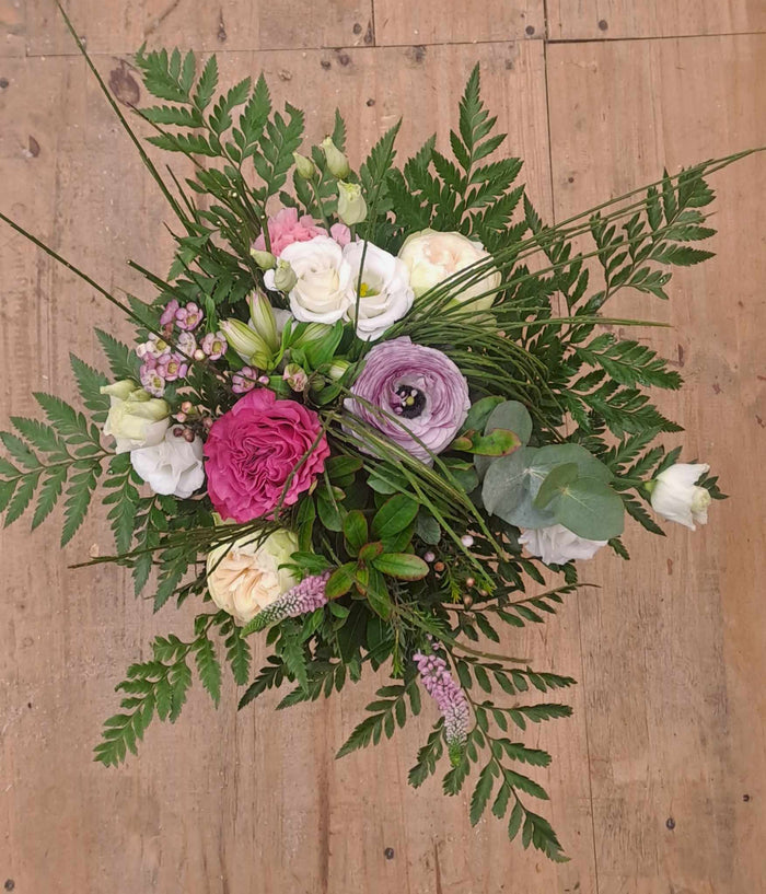 Bouquet champêtre de saison, roses et renoncules avec fougère, réalisé dans la boutique de Gujan-Mestras