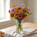 Bouquet d'anniversaire multicolore et festif dans un vase en verre