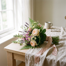 Bouquet de mariée champêtre, roses et fleurs des champs avec ruban