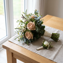 Boutonnière de mariage, petite rose blanche et verdure