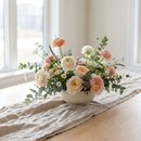 Centre de table floral bas, fleurs de saison dans une coupe en céramique