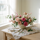 Composition Romantique, roses et fleurs tendres rose pâle dans une coupe basse