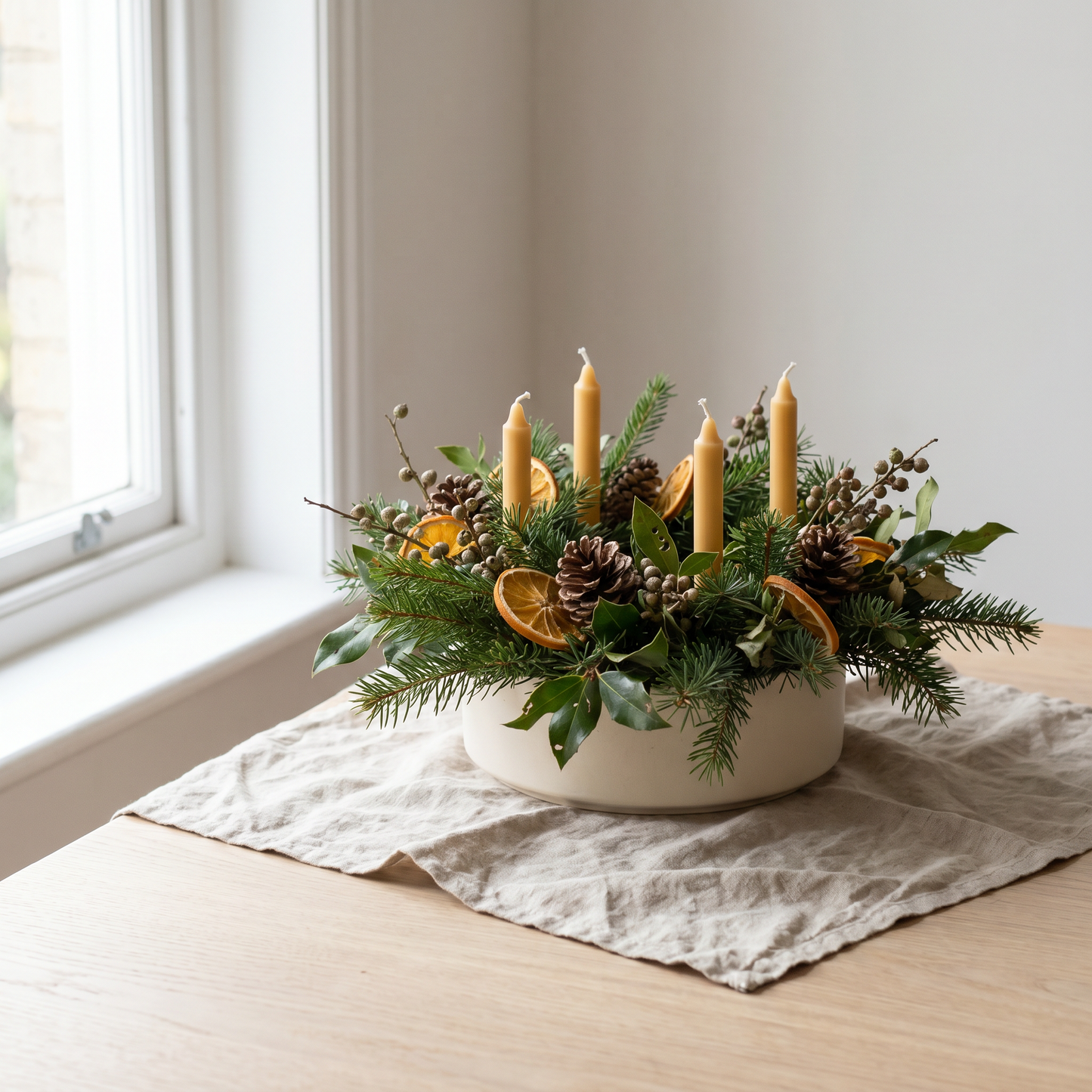 Couronne de l'Avent naturelle avec quatre bougies et branches de sapin