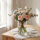 Bouquet Douceur Poudrée, roses et renoncules rose pâle et crème dans un vase en verre