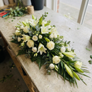 Gerbe de deuil allongée, lys et roses blanches avec feuillage