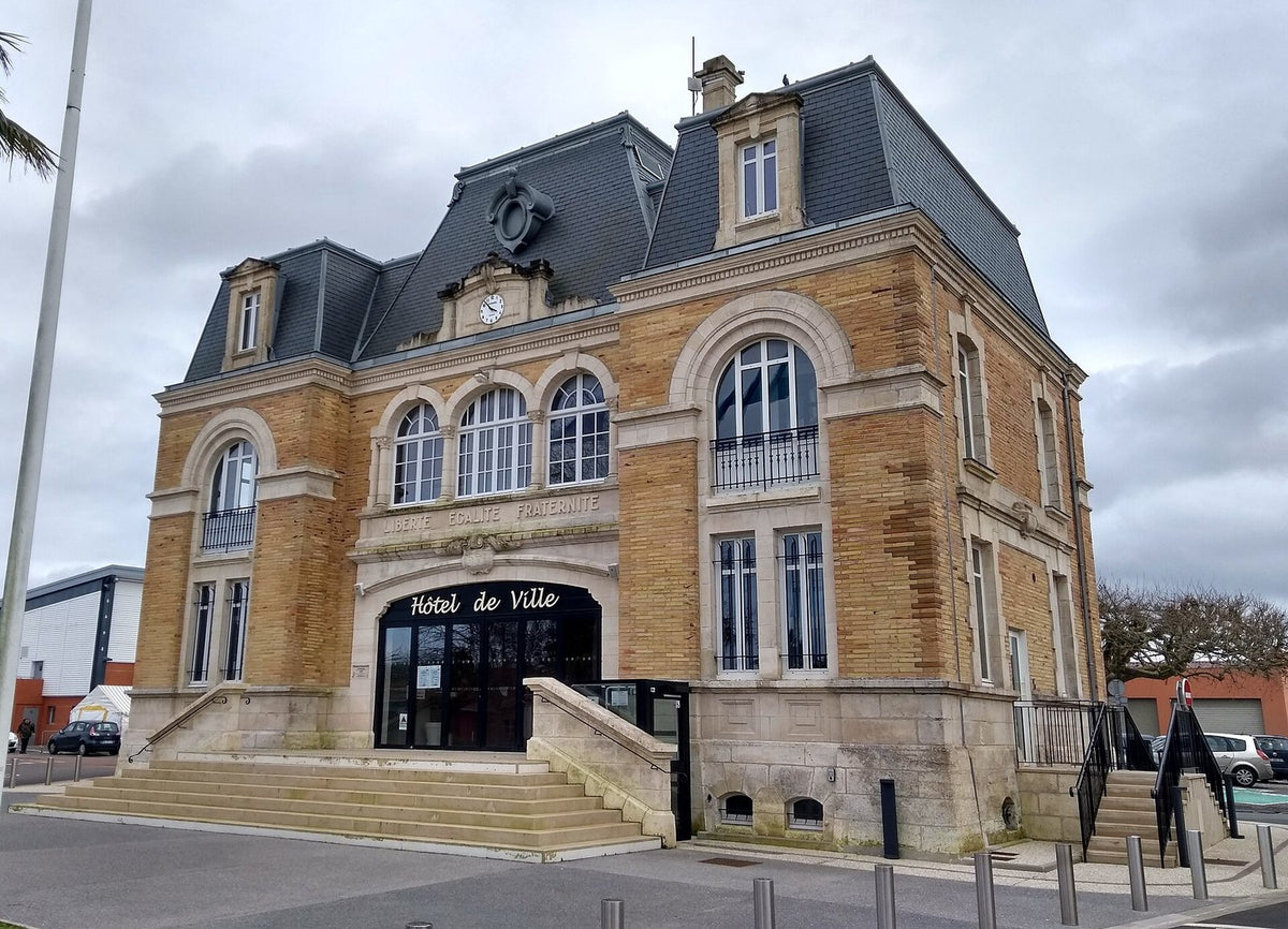 Hôtel de Ville de Gujan-Mestras, place du Général de Gaulle, où sont célébrés les mariages civils