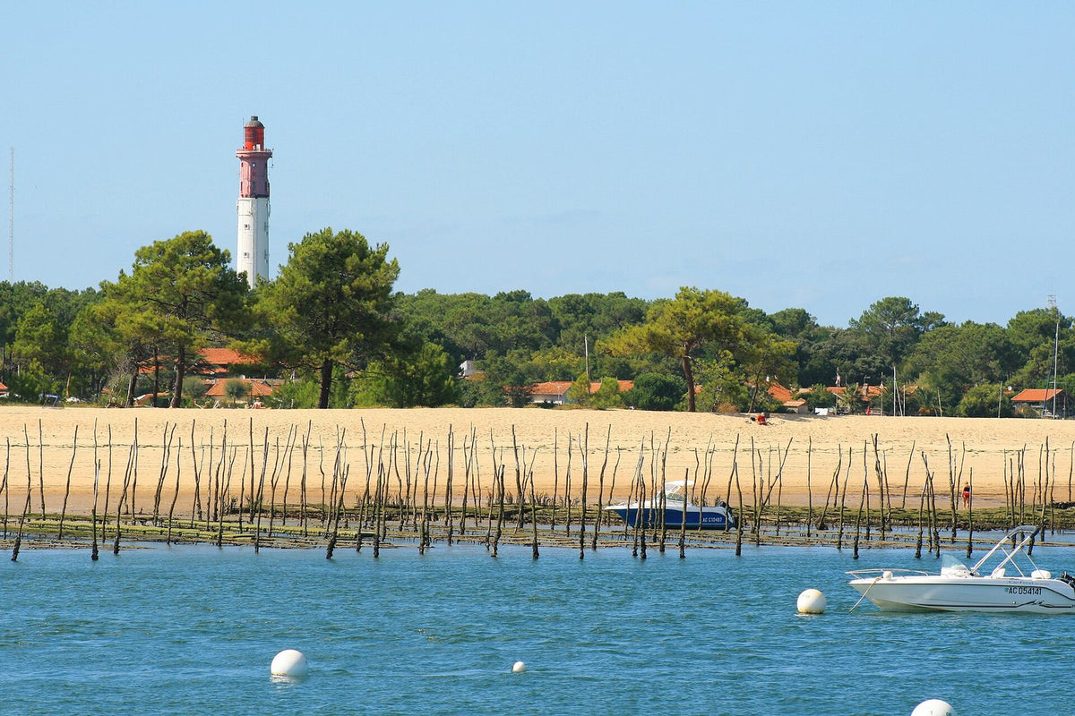 Le phare du Cap Ferret au-dessus du Bassin d'Arcachon et des bateaux au mouillage