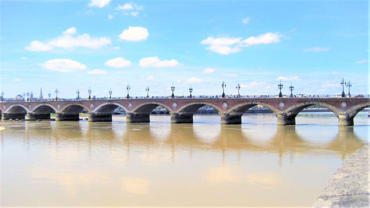 Le pont de Pierre sur la Garonne, à Bordeaux