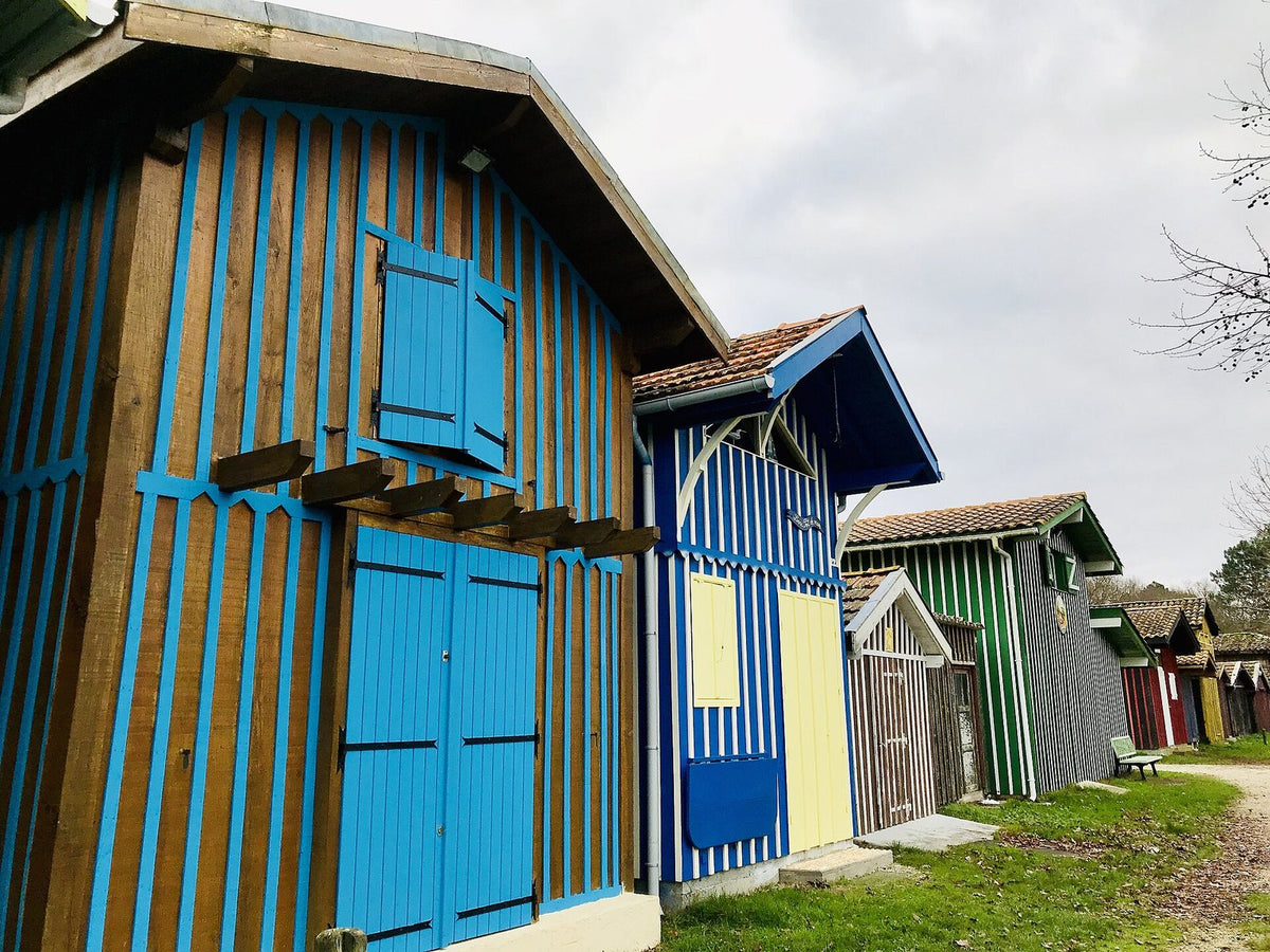 Cabanes colorées du port de Biganos, au fond du Bassin d'Arcachon