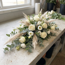 Raquette de deuil allongée, roses blanches et pampa avec eucalyptus