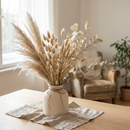 Bouquet de fleurs séchées naturelles, pampa et blé tons beige, dans un vase en céramique